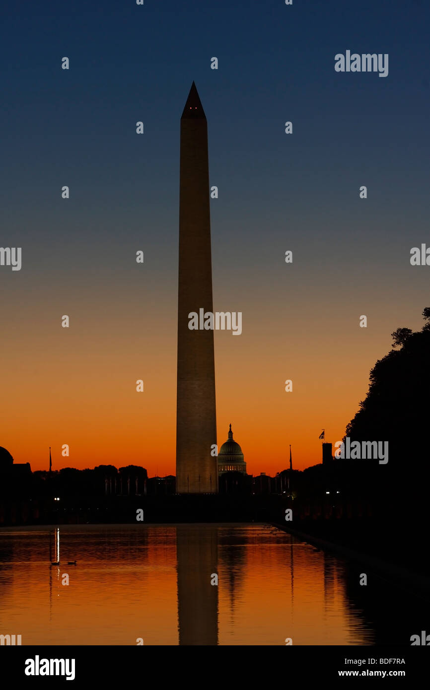 Blick auf das Washington Monument und Reflecting Pool mit Capitol Hill im Hintergrund bei Sonnenaufgang. Stockfoto