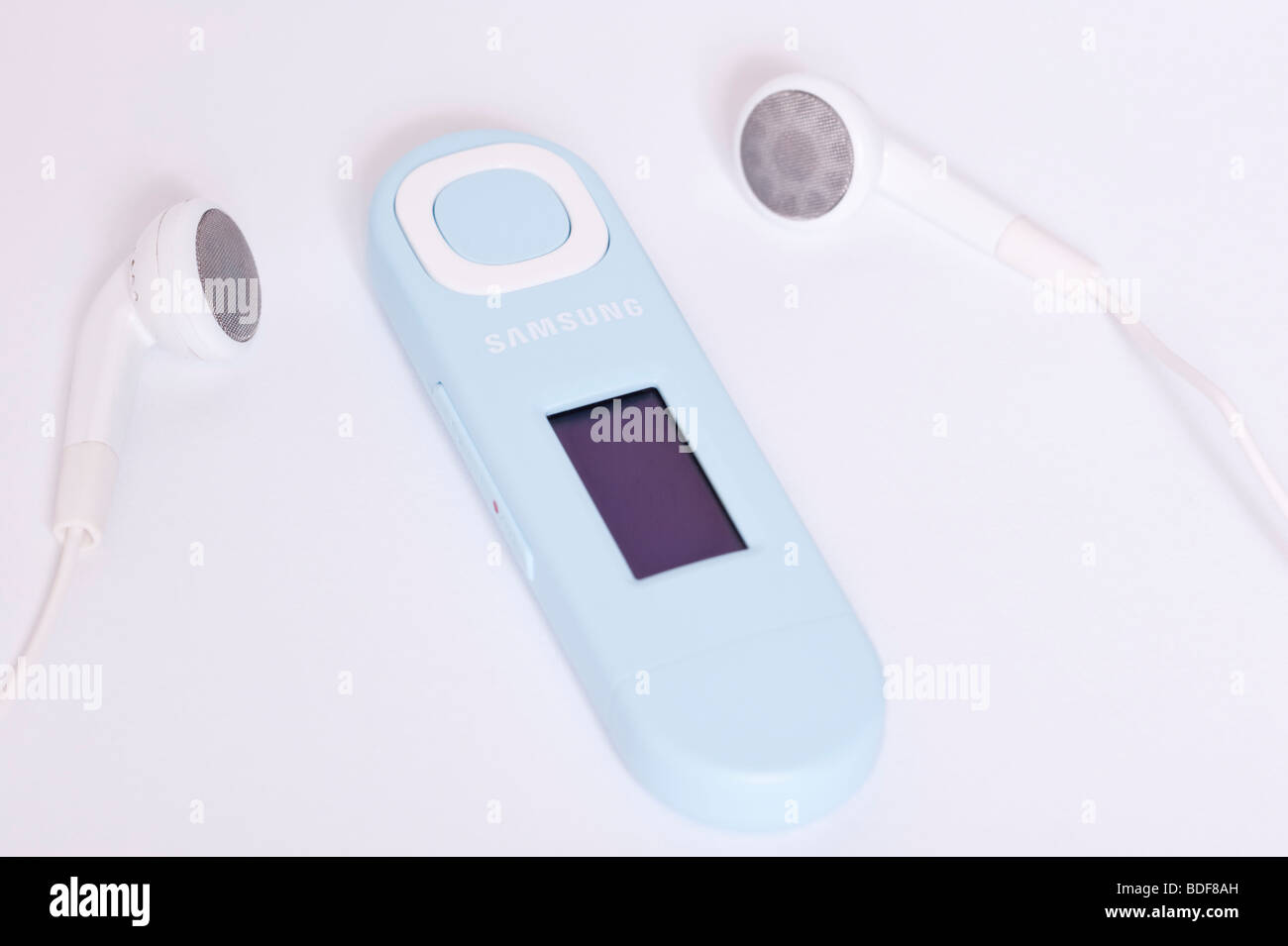 Eine Nahaufnahme von einem Samsung U5 MP3-Player mit Kopfhörern auf weißem Hintergrund Stockfoto
