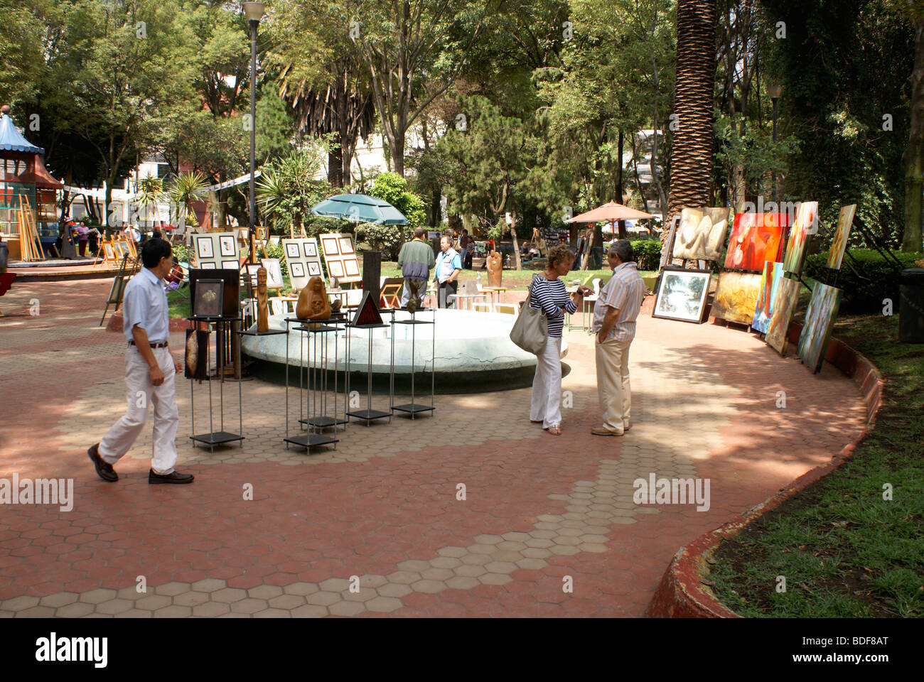 Gemälde zum Verkauf auf der Art show statt jeden Sonntag in der Jardin del Arte, Sullivan Park, Mexiko-Stadt Stockfoto