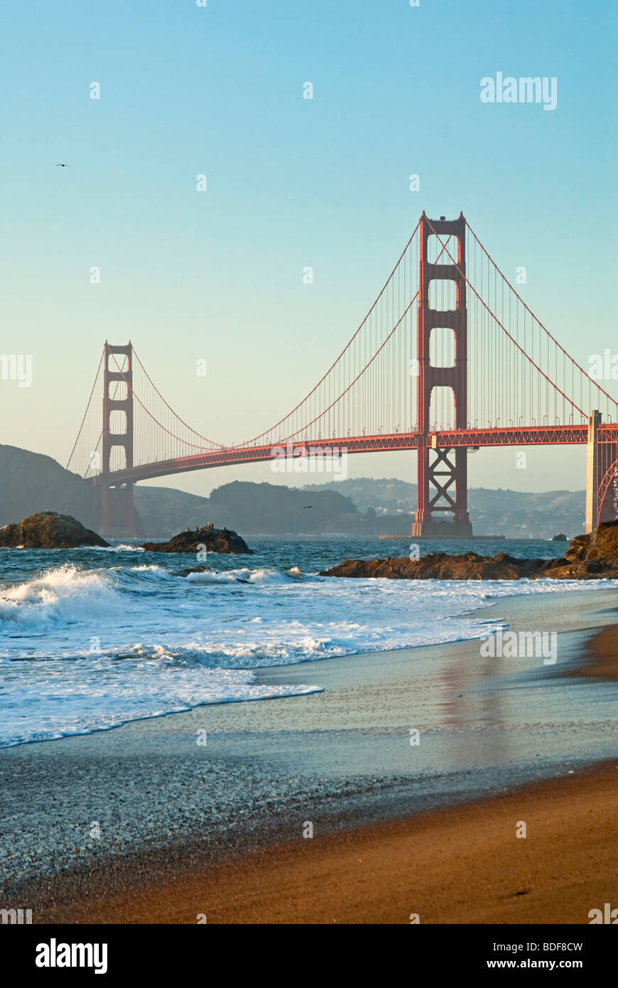 Welt berühmten Golden Gate Bridge mit einem malerischen Strand. Stockfoto