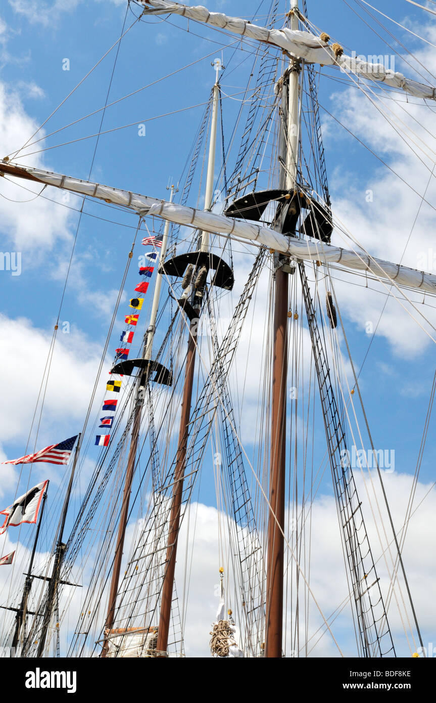 Die drei Masten auf einem großen Segelschiff Mottenhalle blickte. Stockfoto