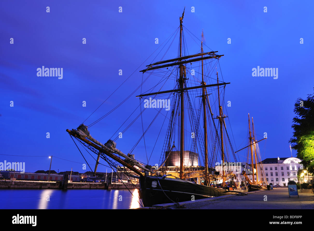 Großsegler im Hafen von Kopenhagen Dänemark bei Nacht Stockfoto
