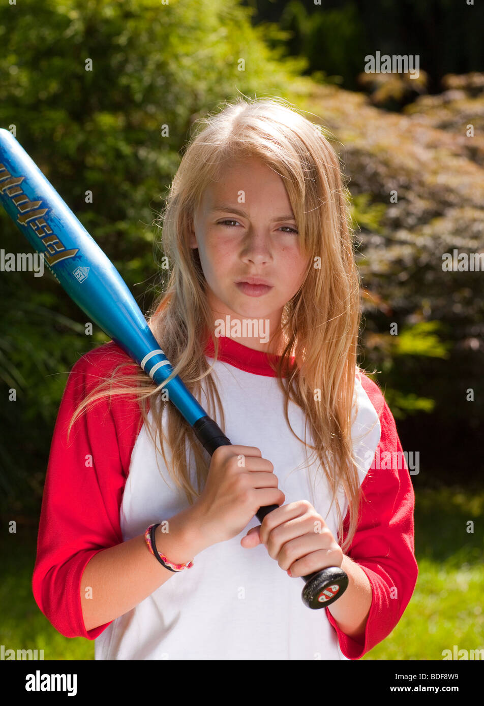 Junges Mädchen mit einem Softball-Schläger Stockfoto
