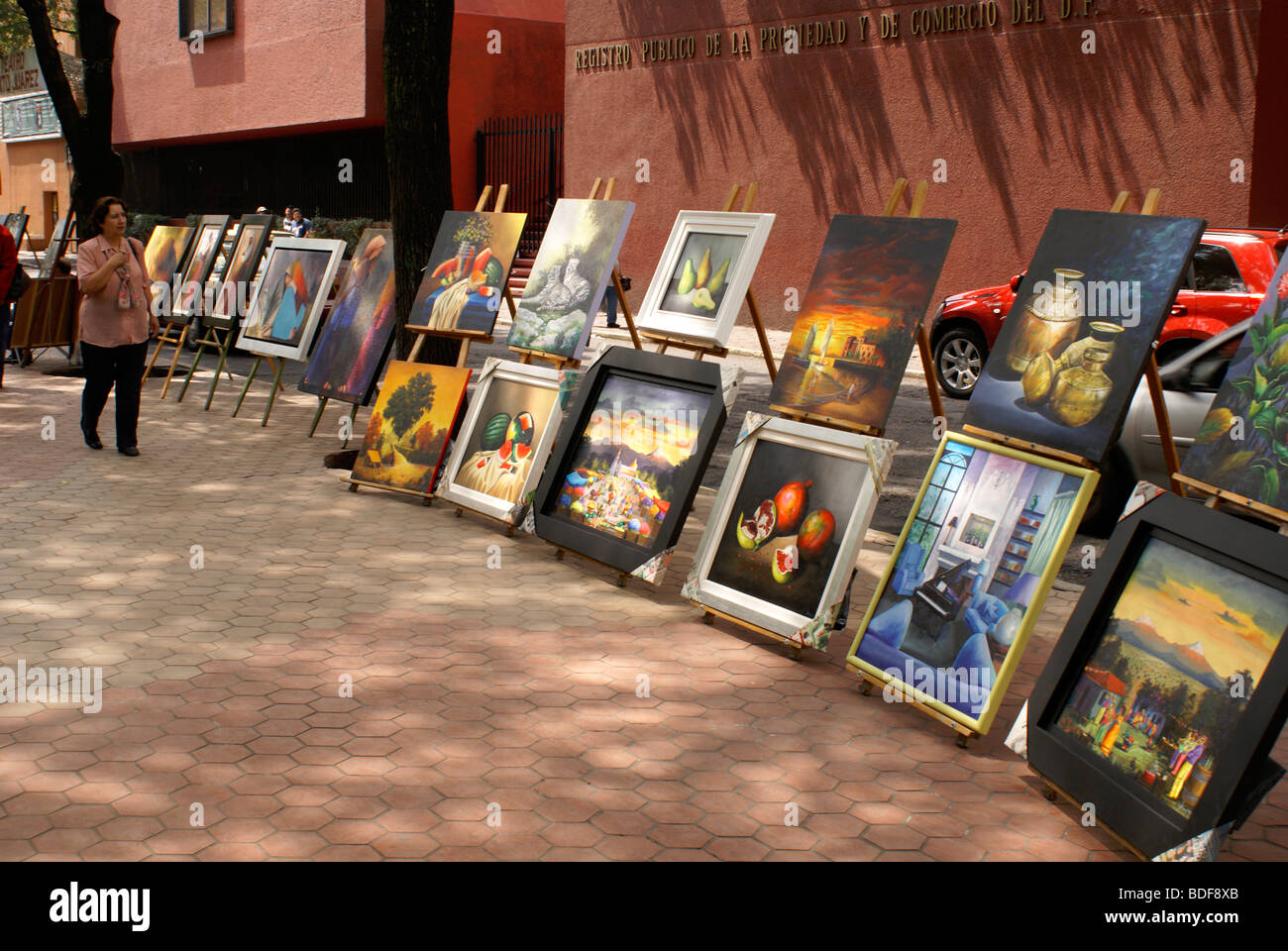 Gemälde zum Verkauf auf der Art show statt jeden Sonntag in der Jardin del Arte, Sullivan Park, Mexiko-Stadt Stockfoto