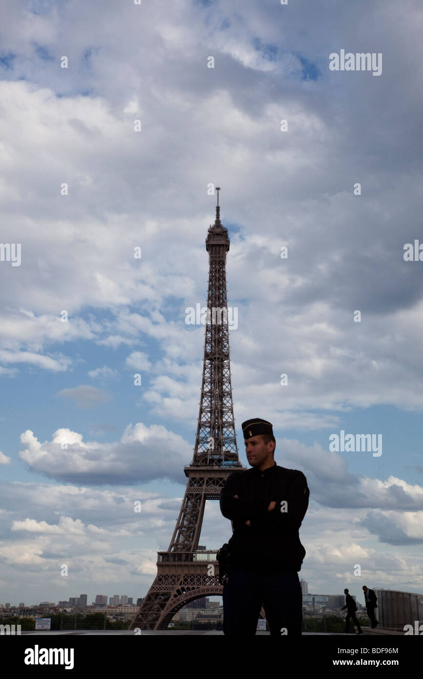 Der französische Gendarm Polizei Mann steht Watch im Trocadero, Eiffelturm Hintergrund französische Unabhängigkeit Feier Tag der Bastille Juli 14, Paris Frankreich Stockfoto