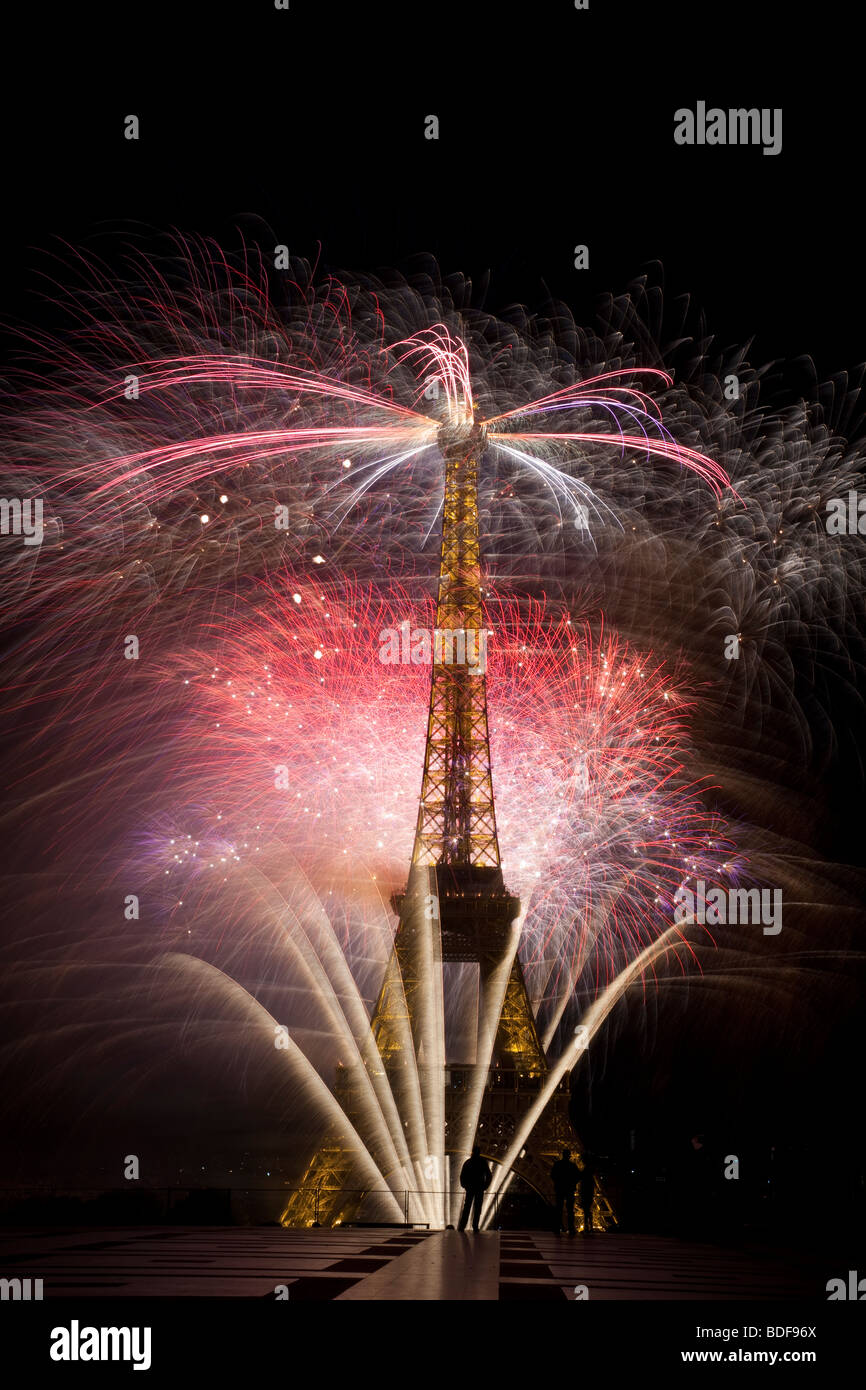 Bastille Day Feuerwerk Eiffelturm Paris Frankreich Unabhängigkeit Feier kleine silhouette Gendarm bei Tower Base fügt Perspektive Stockfoto