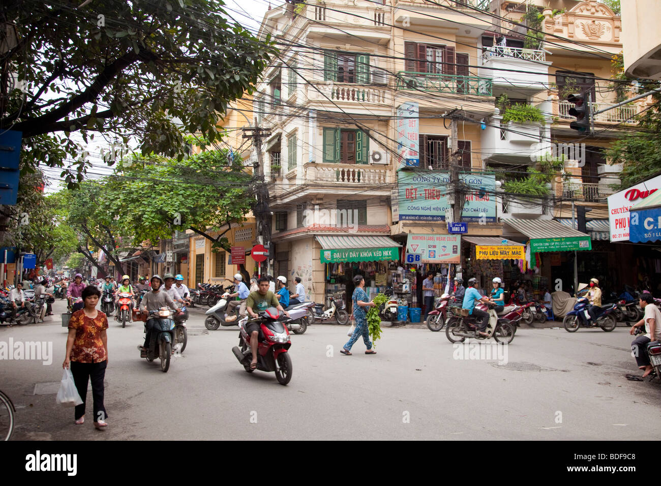 Eine typische Straßenszene in Hanoi, Vietnam Stockfoto