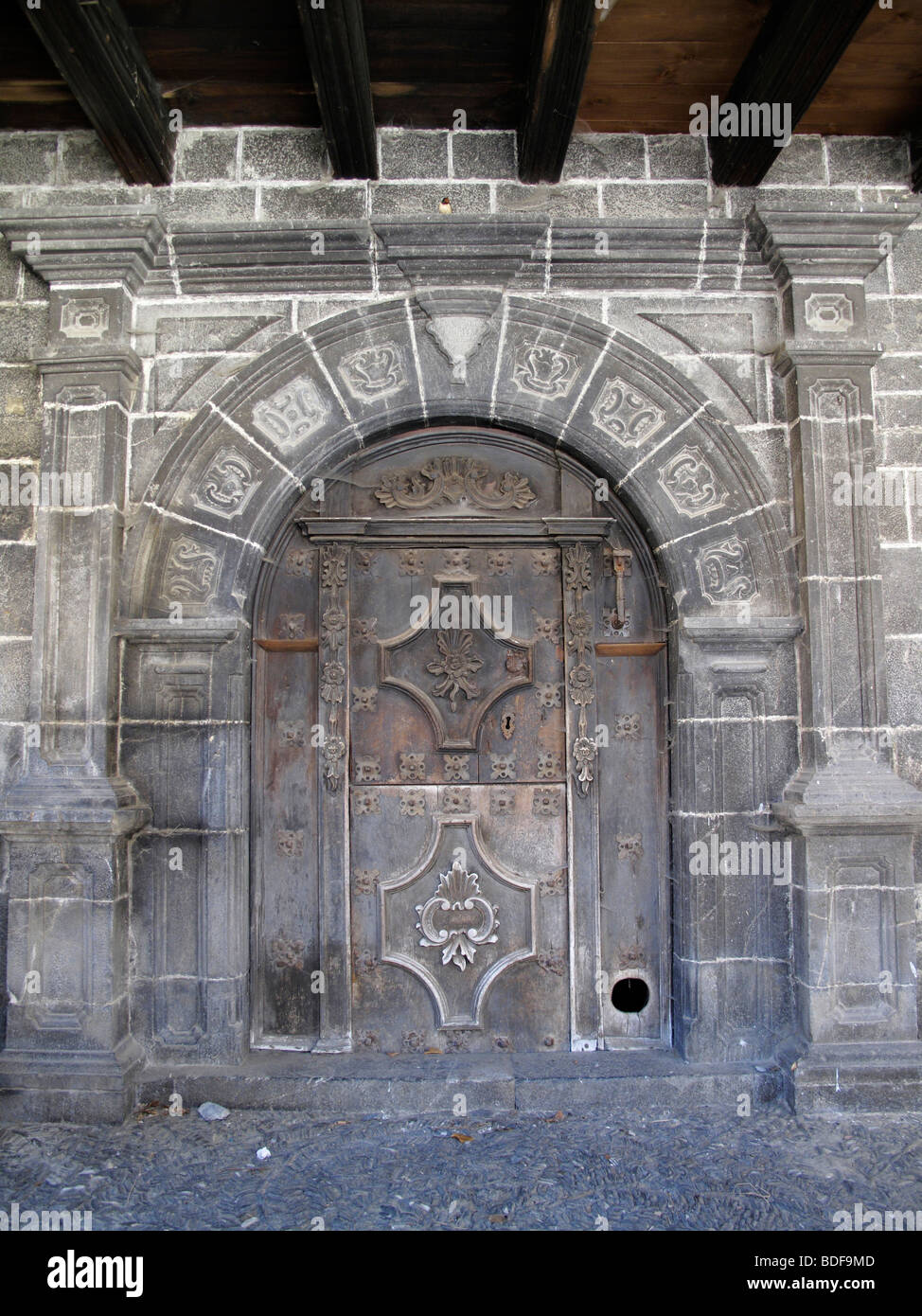 Eine verzierte Tür in Roncal in Nordspanien Stockfoto