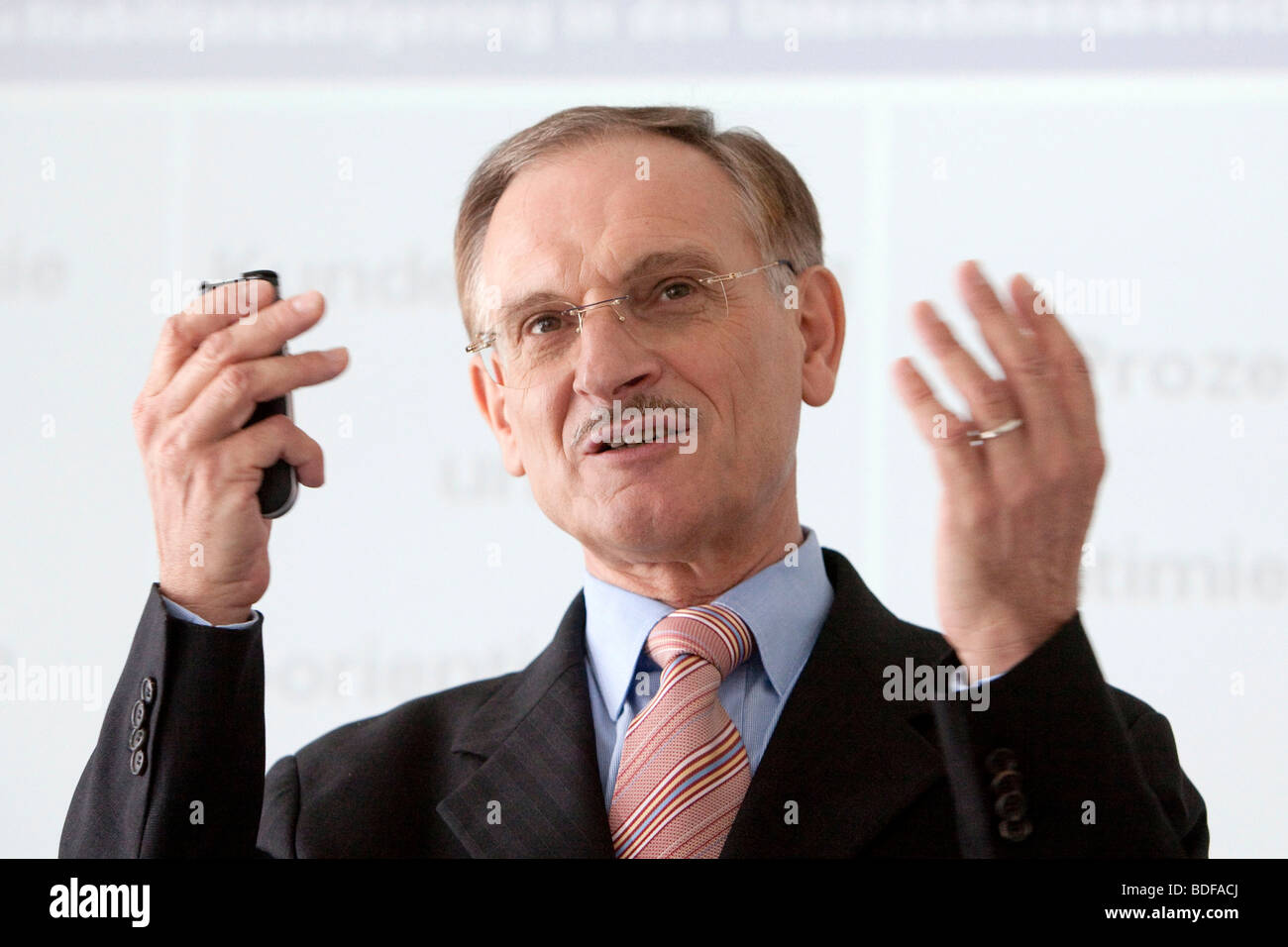 Günter von Au, Stuhl Executive von der Süd-Chemie AG, während der Pressekonferenz am Jahresabschluss am 02.04.2009 in Stockfoto