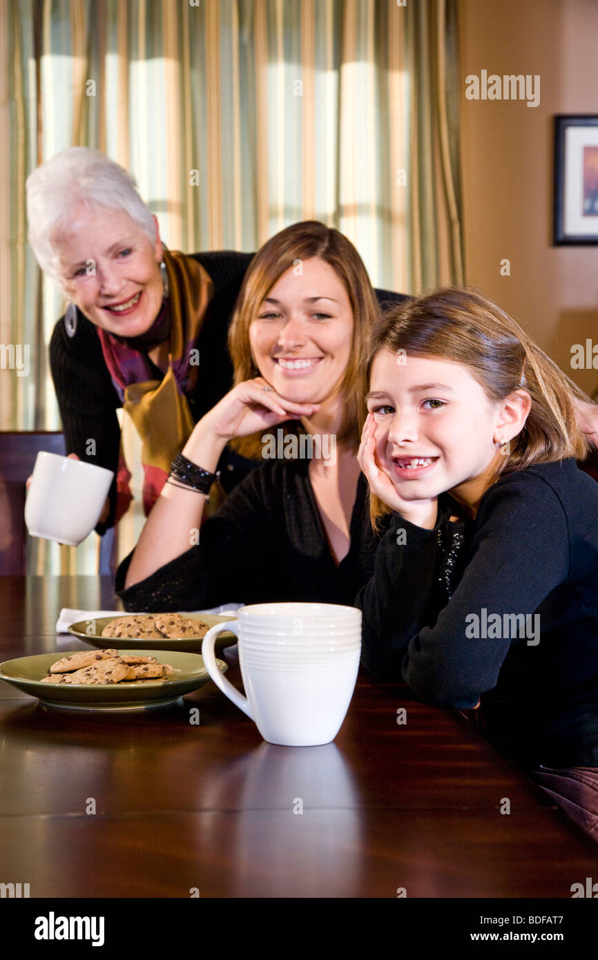 Mehr-Generationen-Familie im Speisesaal mit snack Stockfoto