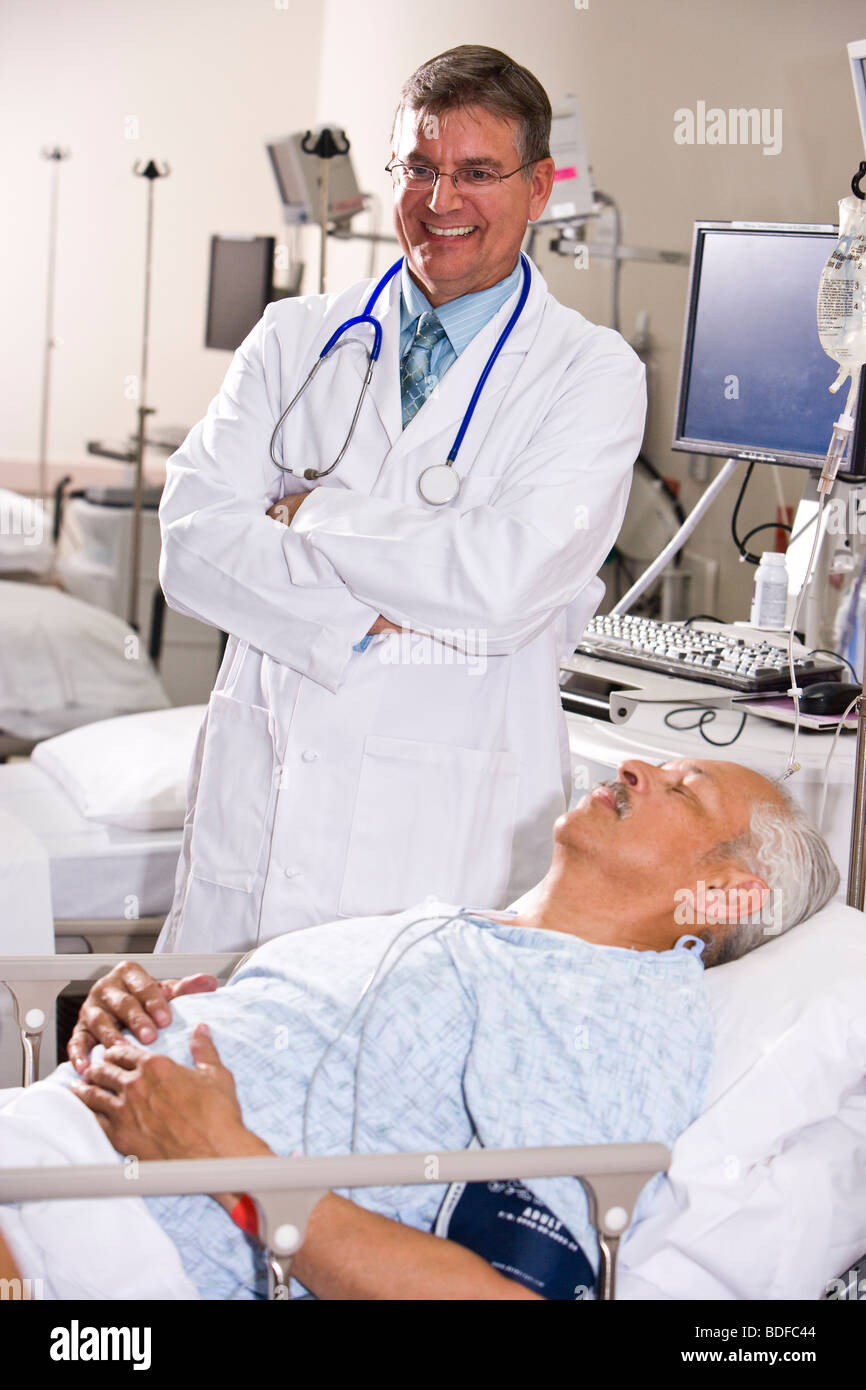 Arzt in Krankenzimmer mit älteren Patienten Stockfoto