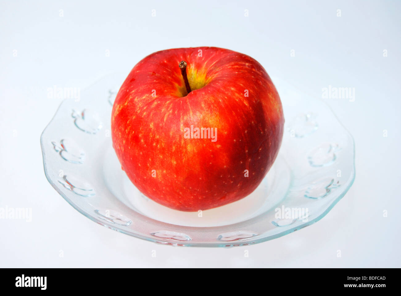 Roter Apfel in eine Glasschüssel Stockfoto