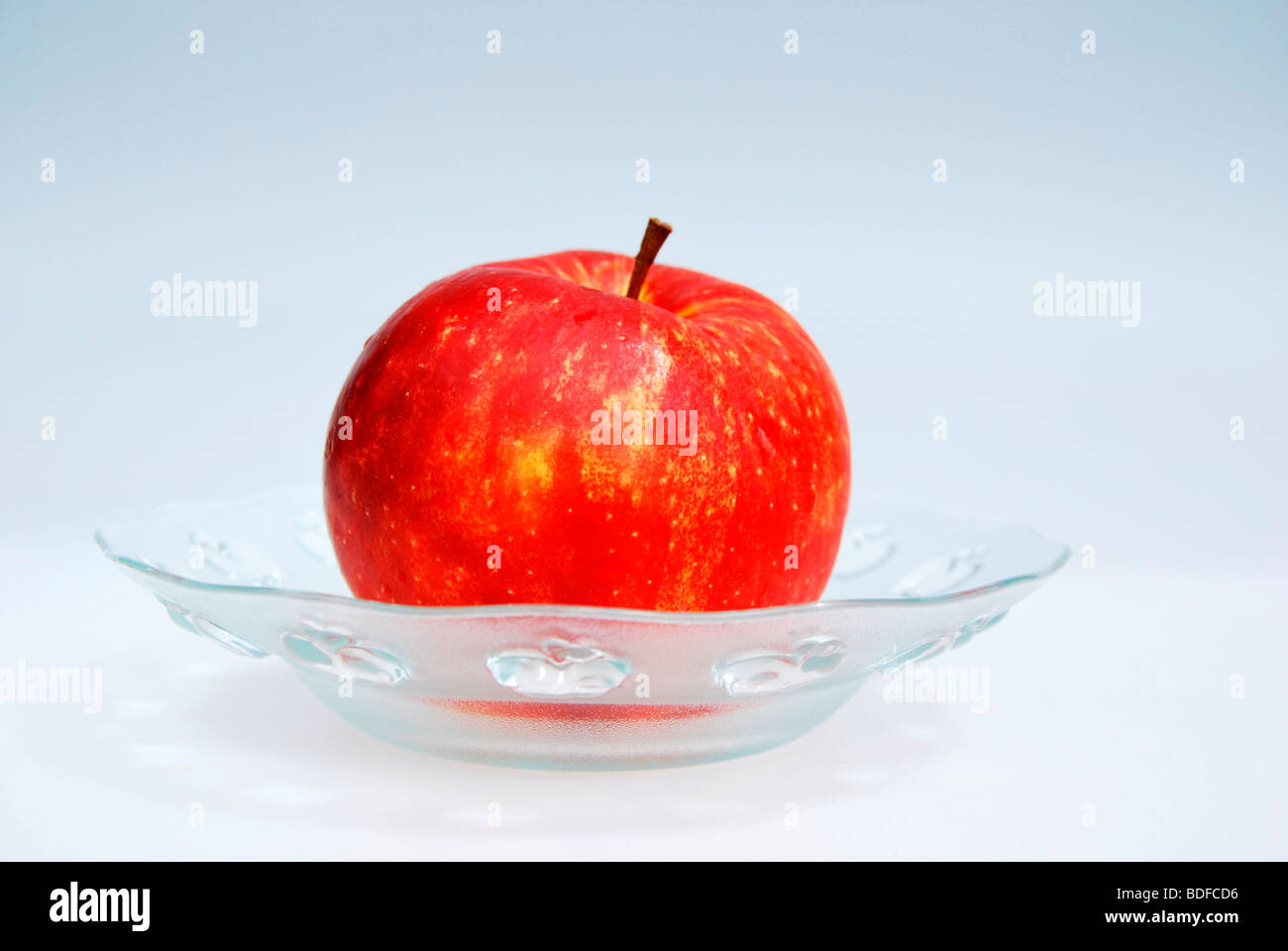 Roter Apfel in eine Glasschüssel Stockfoto