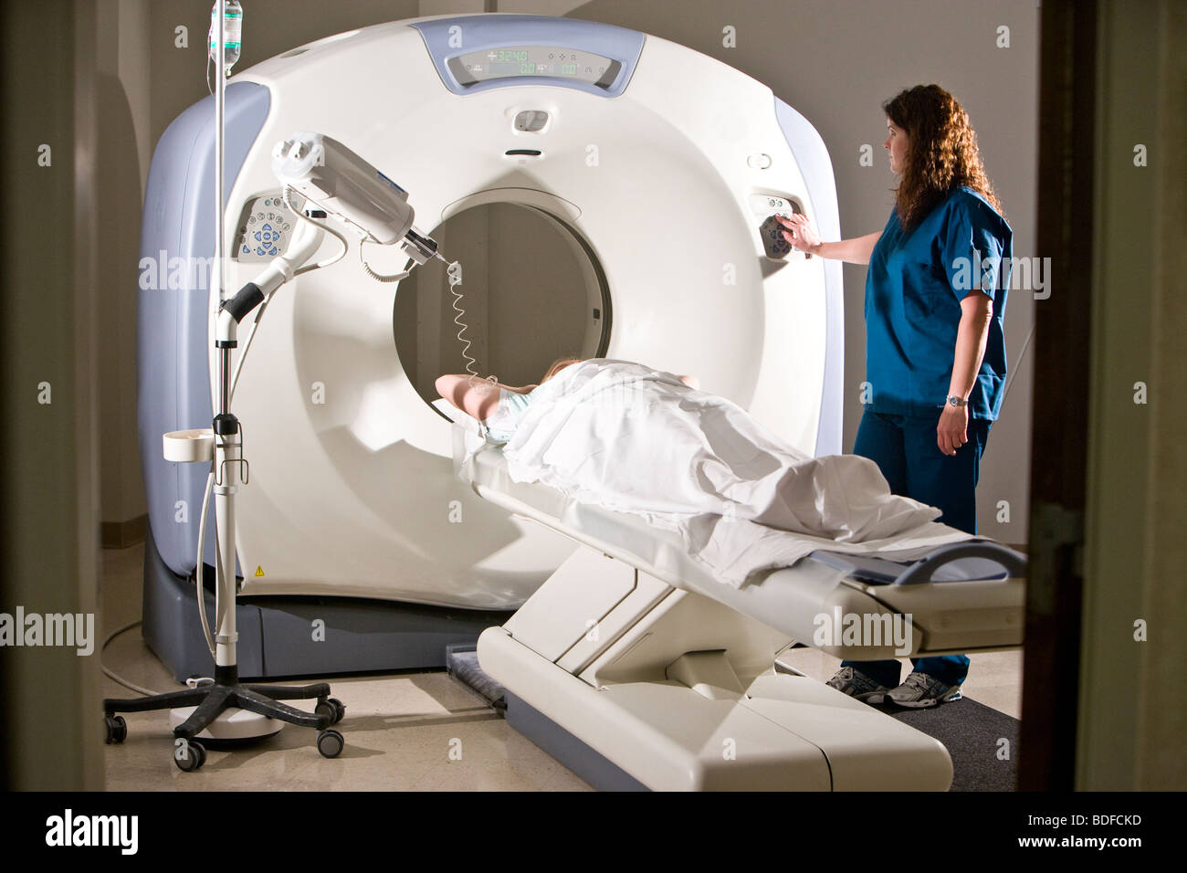 Vorbereitung der Patienten für CAT-Scan Mitarbeiter Stockfoto