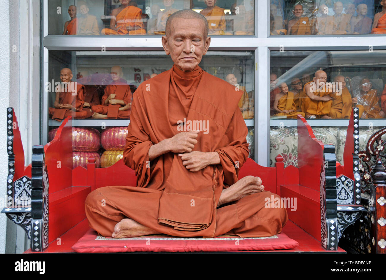 Täuschend lebensechte Mönch Figur, Bamrung Muang Road, Bangkok, Thailand, Asien Stockfoto