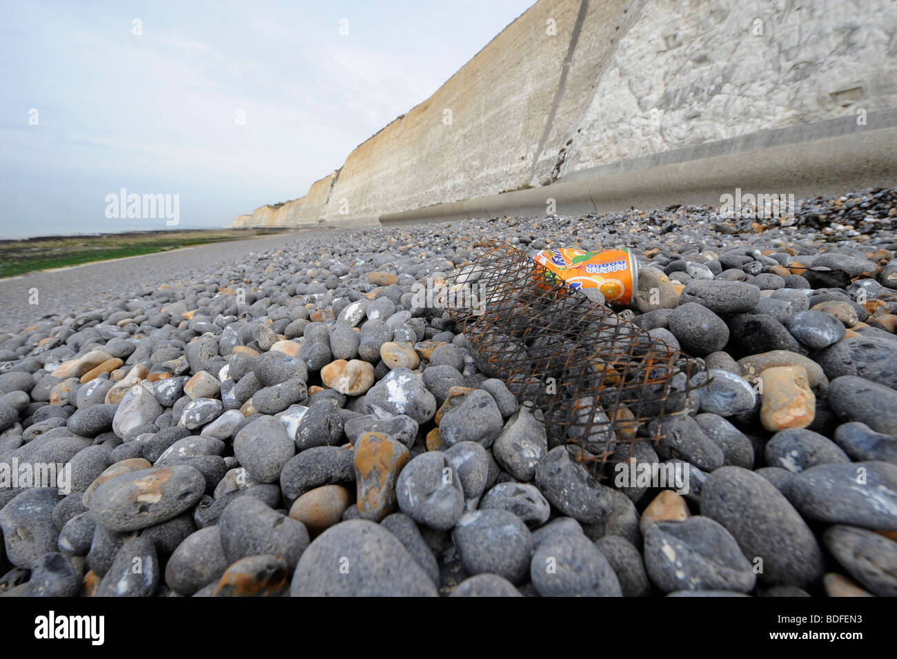 Müll um einen ausrangierten Grill an einem Kiesstrand herum. Sussex-Küste in der Nähe von Brighton, Großbritannien Stockfoto