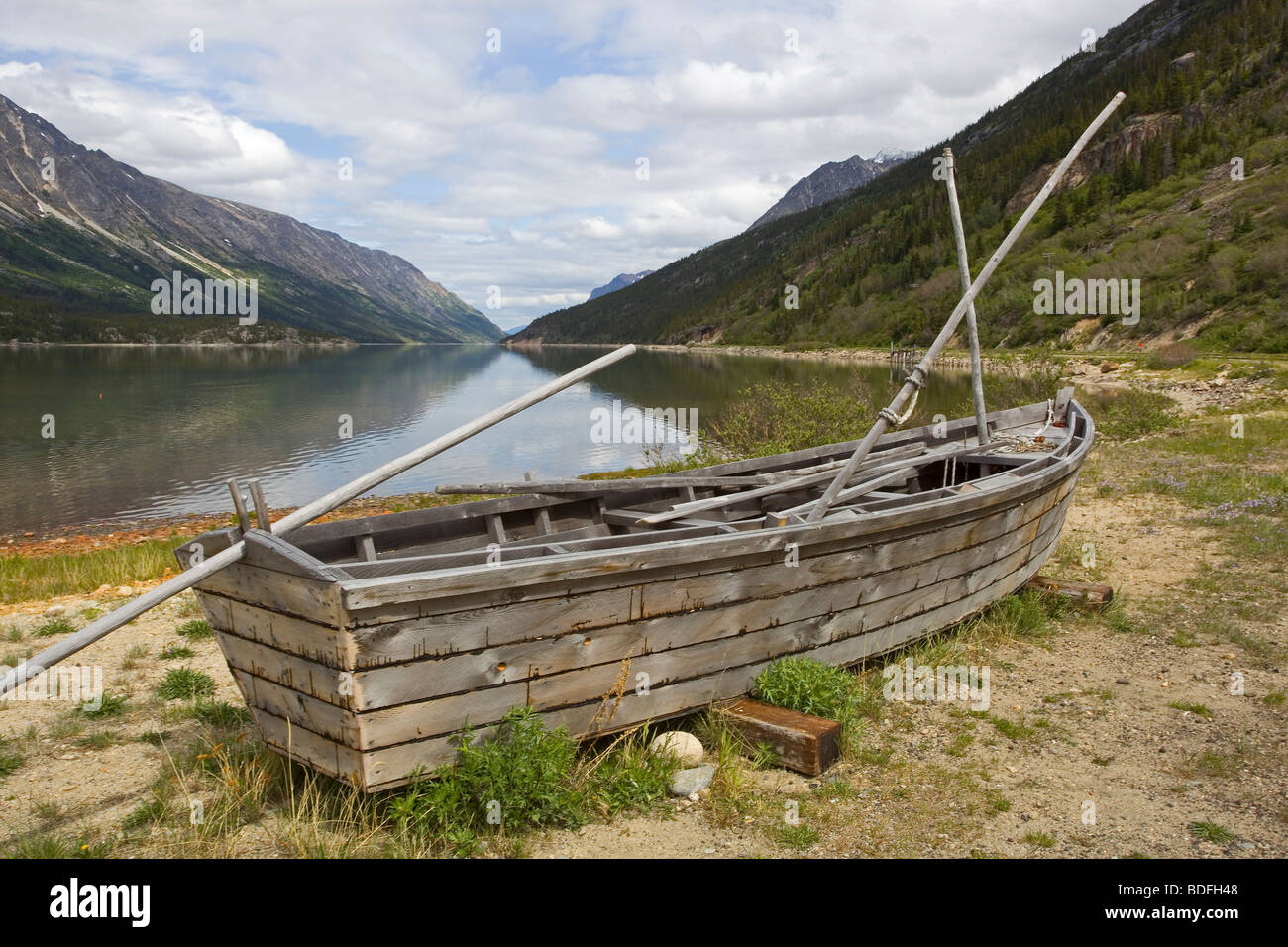 Historische hölzerne Boot am Ufer des Lake Bennett, Bennett, Klondike Gold Rush, Chilkoot Pass, Chilkoot Trail, Yukon Territory, Bri Stockfoto