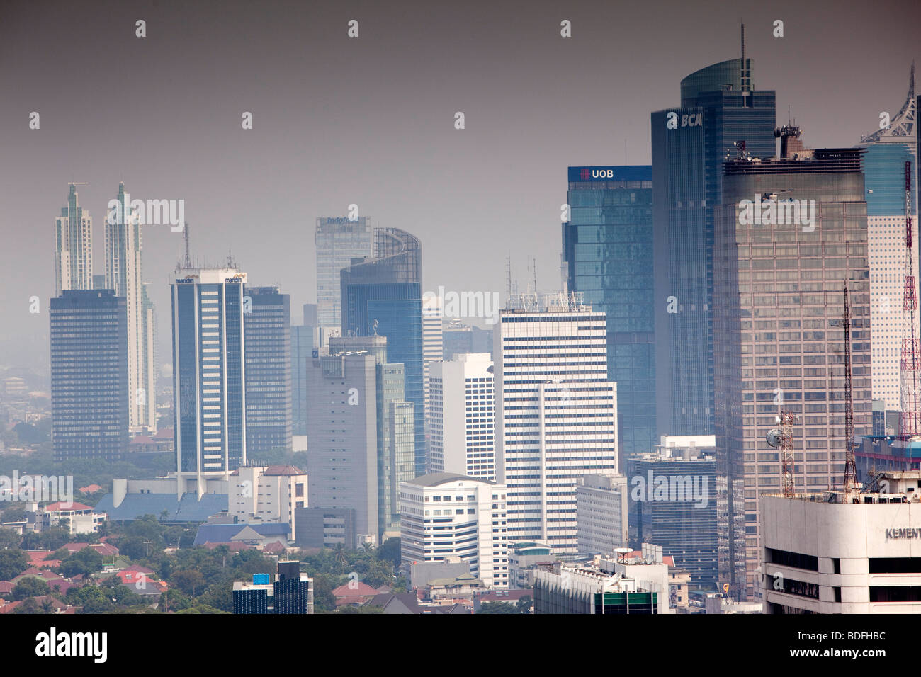 Indonesien, Java, Jakarta, Monas, erhöhten Blick auf High Rise Bürohaus entlang der Jalan Thamrin Stockfoto