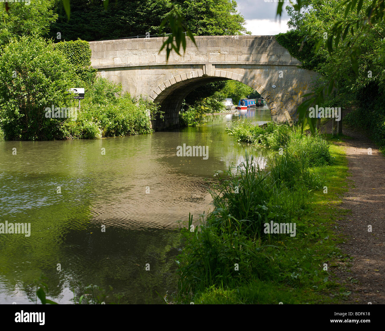 Steinerne Brücke über den Kanal, Burghfield Brücke, Berkshire Stockfoto