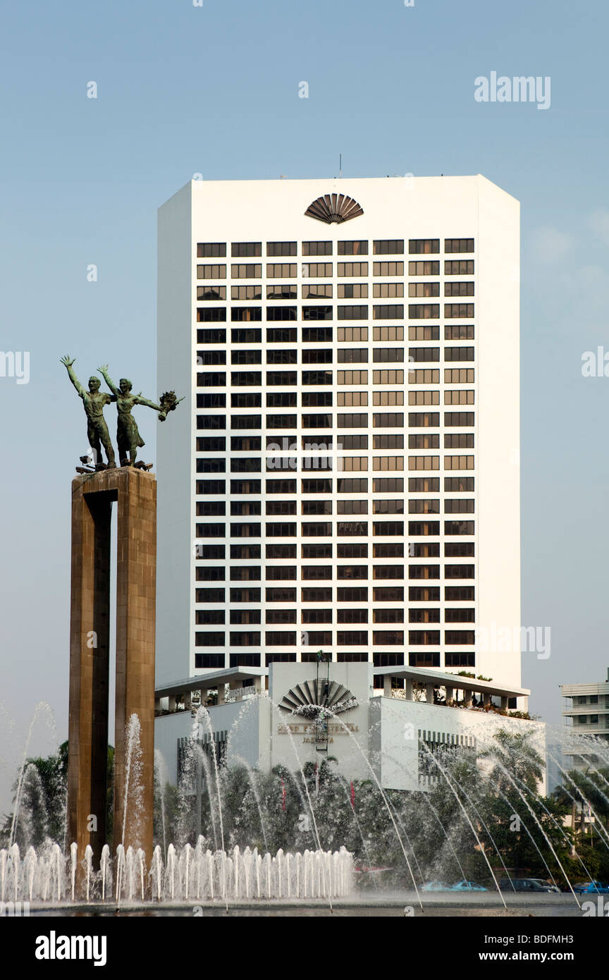 Indonesien, Java, Jakarta, Welcome Monument Brunnen und Mandarin Oriental hotel Stockfoto