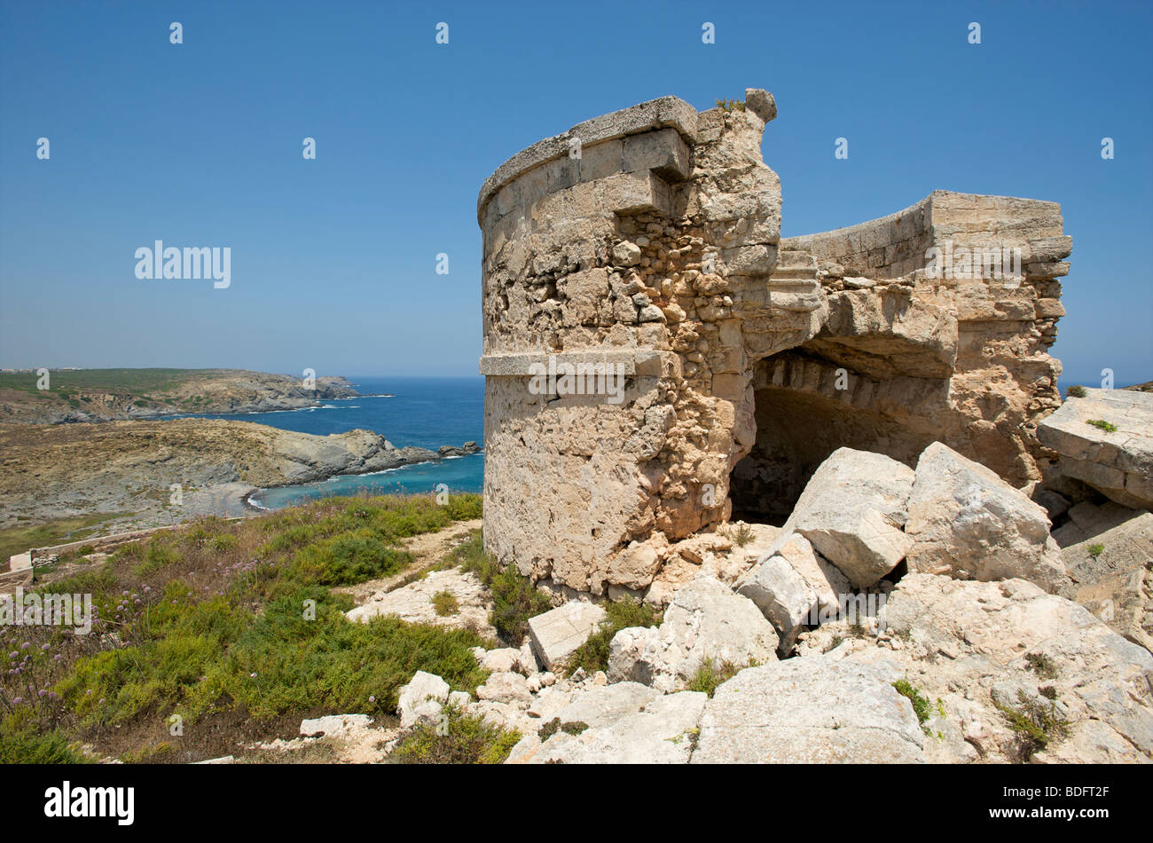 Die Überreste eines Steindefensiven Turm bei La Mola Spanische militärische Festung mit Blick auf Mahon Hafen Menorca Stockfoto