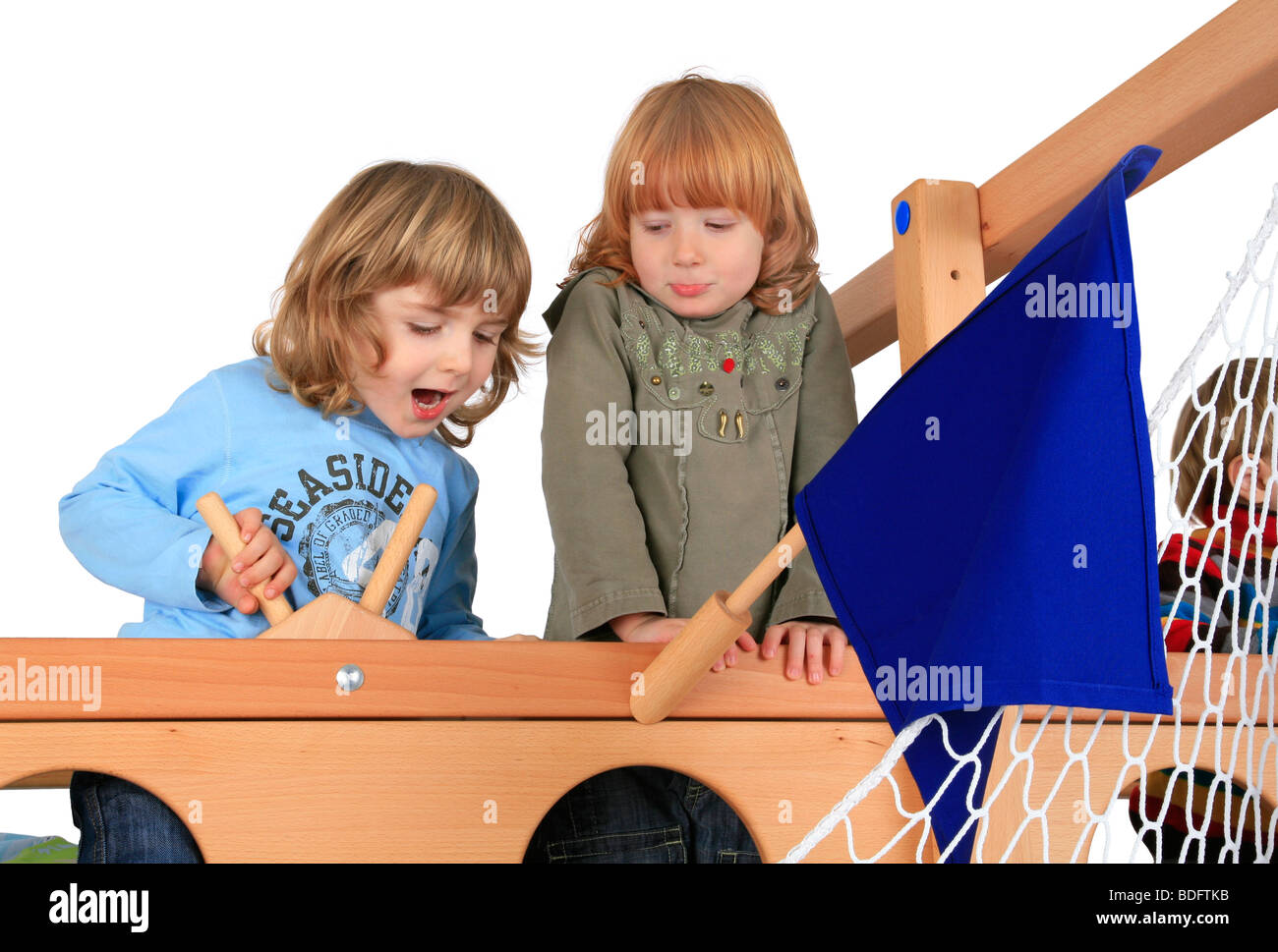 Kinder spielen Seefahrer in ein Billi-Bolli Loft bett Stockfoto