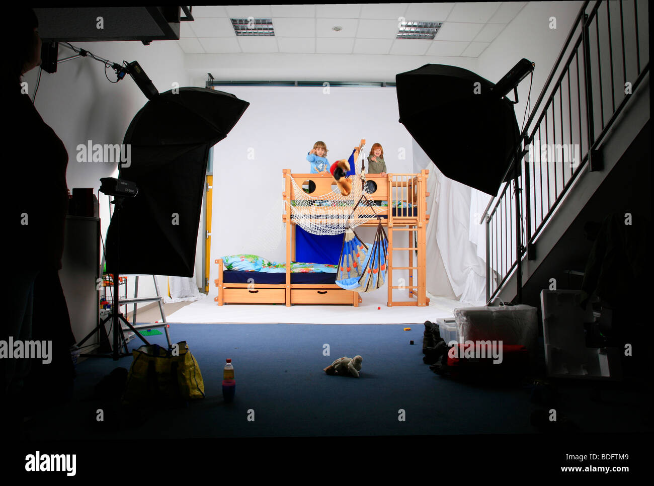 Kinder spielen in ein Billi-Bolli Hochbett in einem Fotostudio Stockfoto