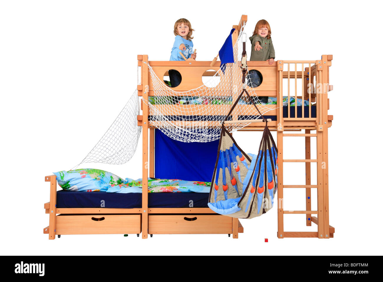 Kinder spielen in ein Billi-Bolli Hochbett Stockfoto