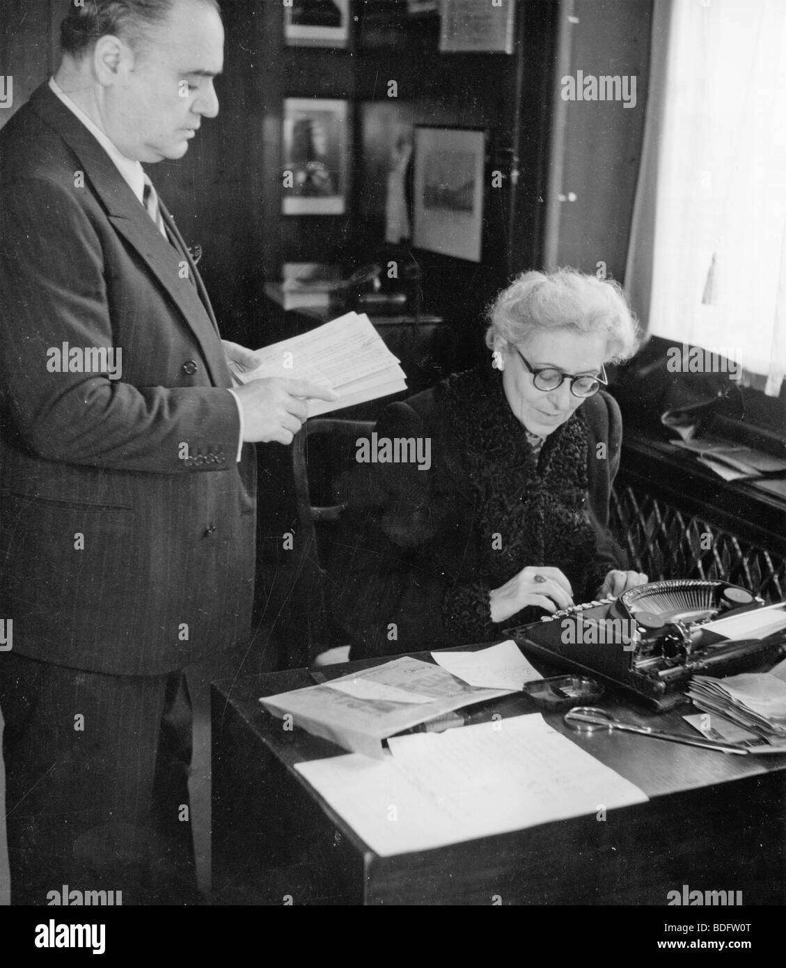 BENIAMINO GIGLI italienische Oper Tenor diktiert einen Brief an seine Sekretärin im Jahr 1955 Stockfoto