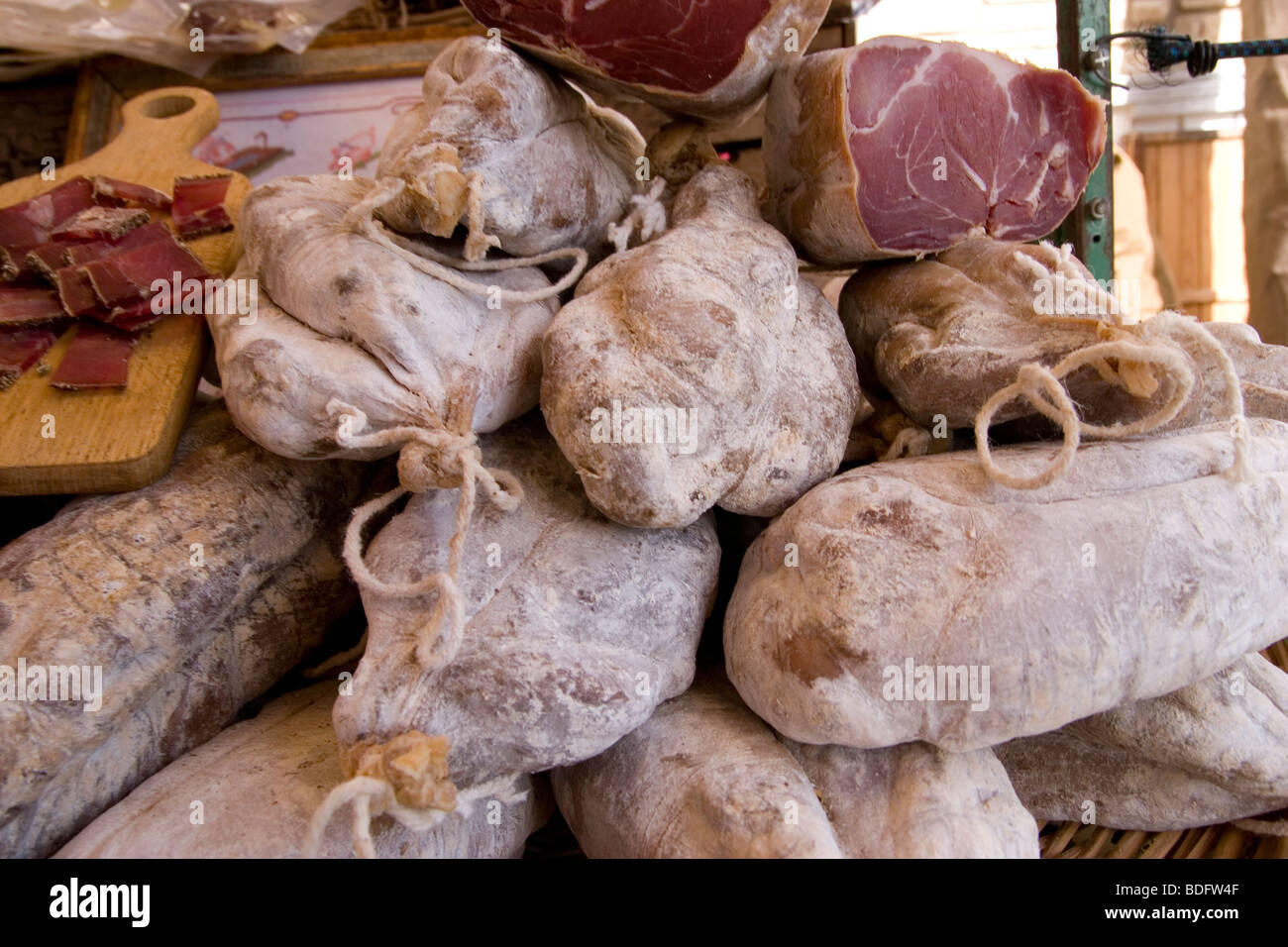 Wurstwaren in seiner organischen und lumpen Form, close-up auf einem Marktstand Stockfoto
