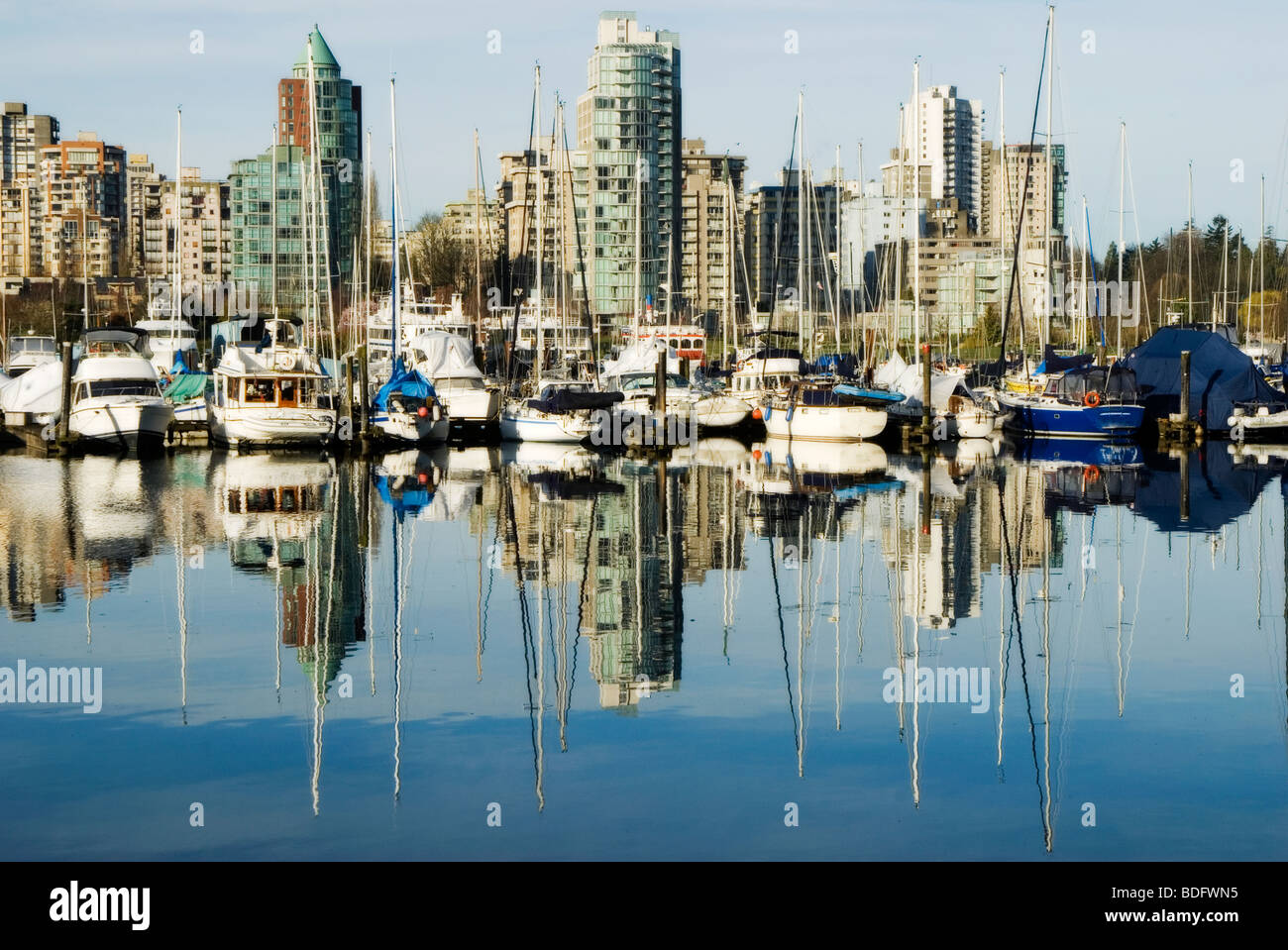 Coal Harbour, Vancouver, Britisch-Kolumbien, Reflexion von Booten und Eigentumswohnungen in Wasser Stockfoto