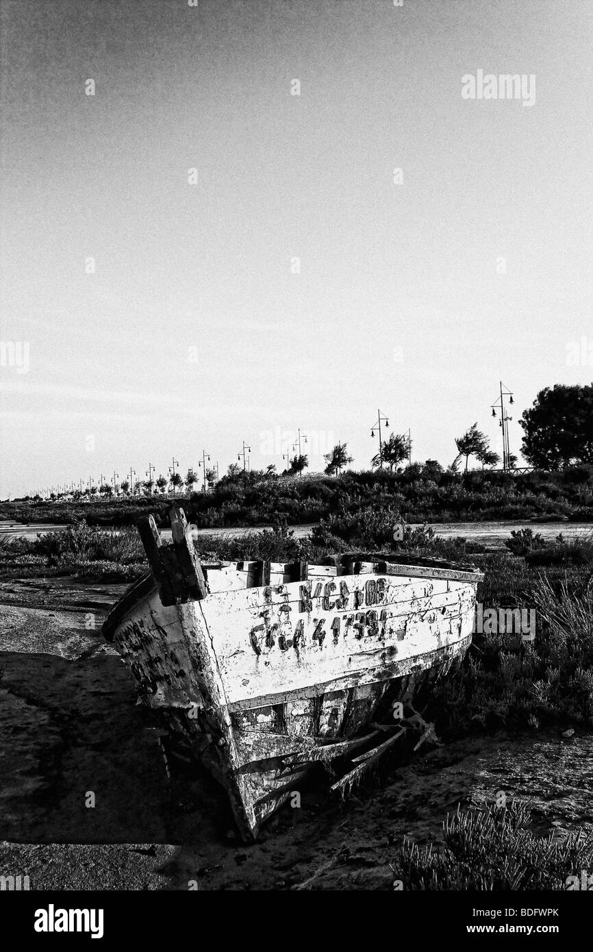 Alten Holzboot in den Dünen vom Meer, Andalusien, Spanien, Europa Stockfoto