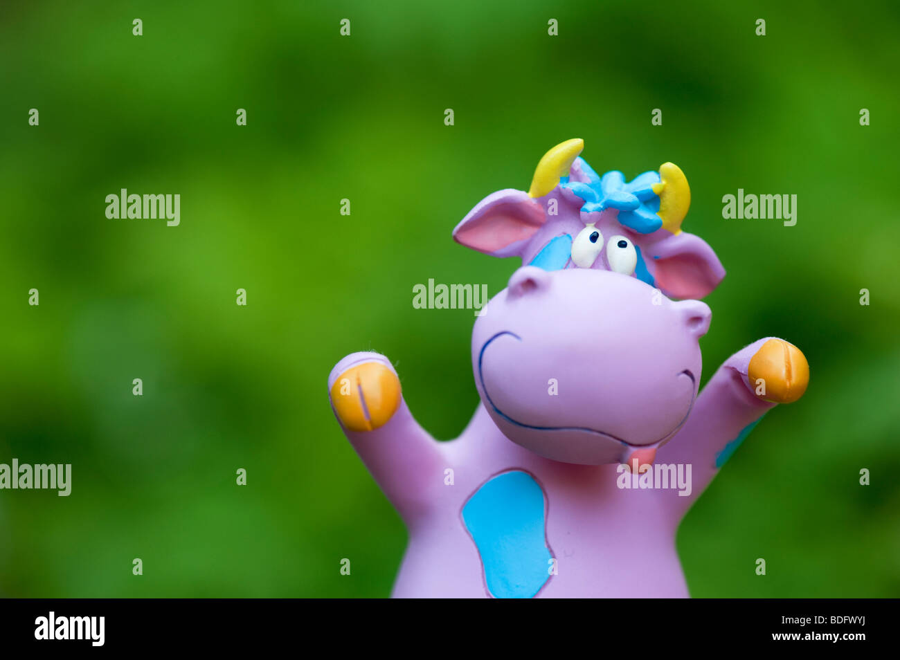 Bunte Kunststoff glücklich lächelnde Kuh Spielzeug Stockfoto