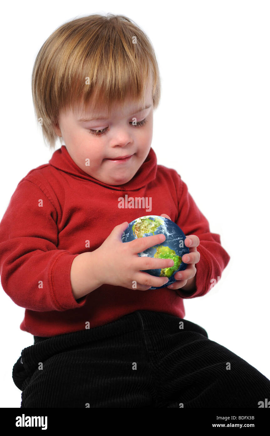 Kind mit Down-Syndrom mit der Erde in den Händen isoliert auf einem weißen Hintergrund. Stockfoto
