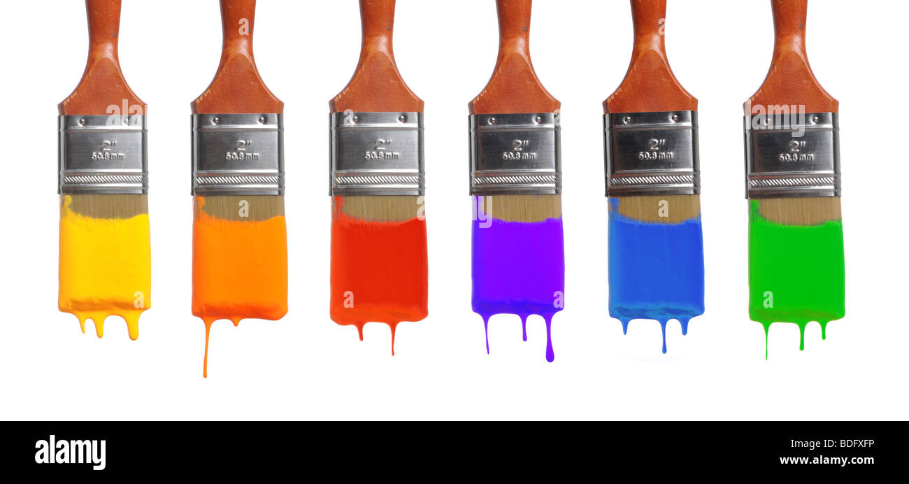 Pinsel mit Farbe in verschiedenen Farben, tropft Stockfoto