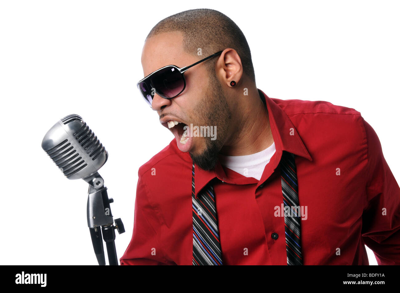 Young African American Mann singen in Vintage Mikrofon isoliert auf weiß Stockfoto