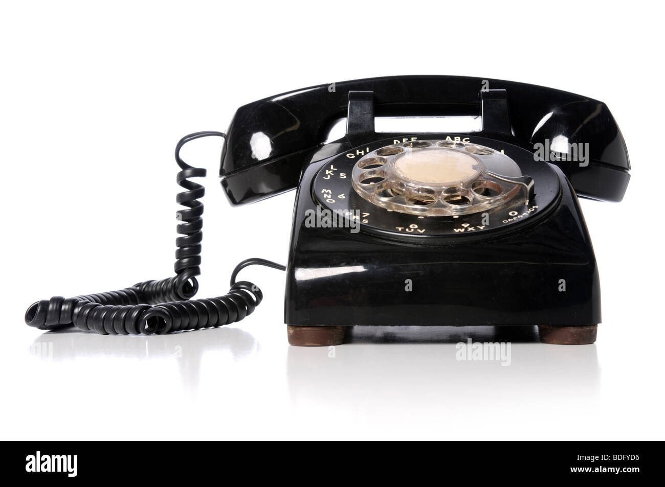 Vintage schwarze Telefon über einen weißen Hintergrund Stockfoto