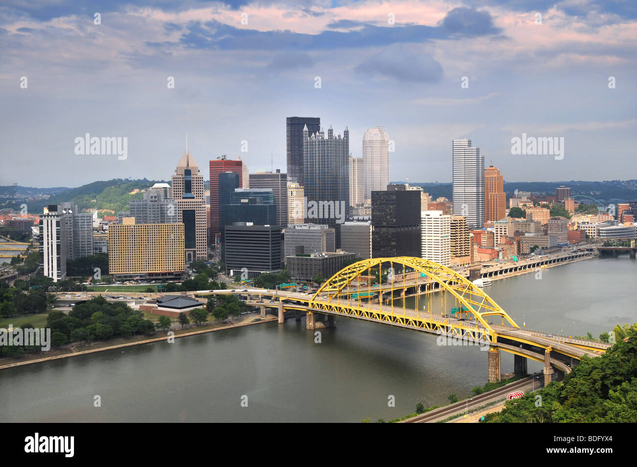 Skyline von Pittsburgh am späten Nachmittag Stockfoto