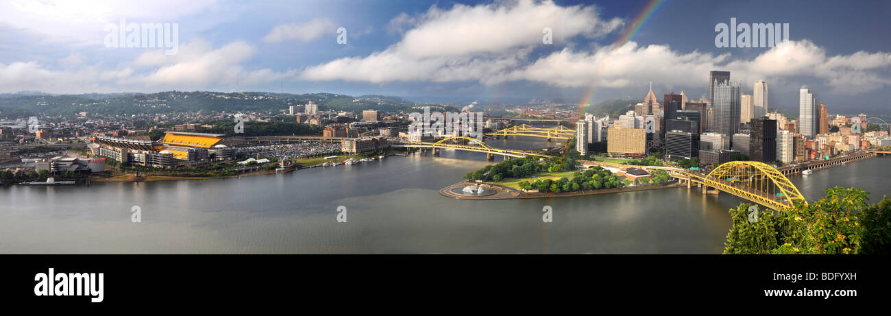 Panoramablick über die Stadt Pittsburgh mit Regenbogen am späten Nachmittag Stockfoto