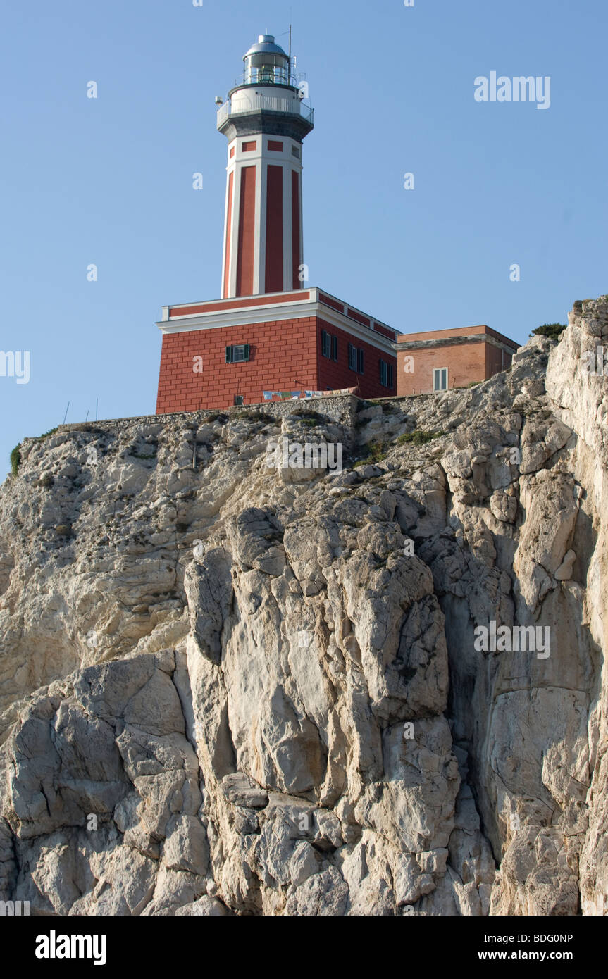 Insel Capri, Kampanien, Italien, Europa; Blick auf Punta Carena Leuchtturm auf der südwestlichen Spitze der Insel. Stockfoto