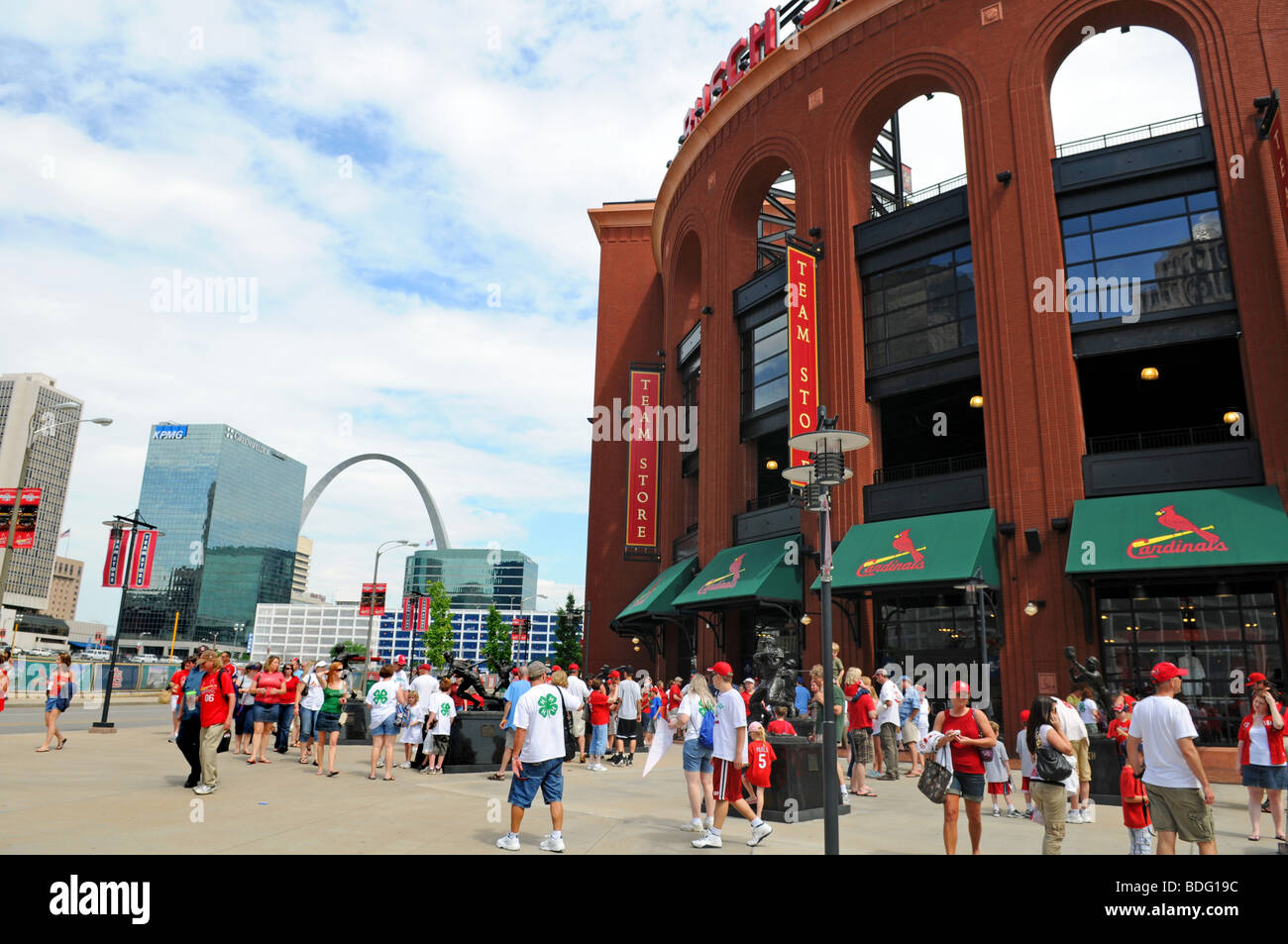 ST LOUIS - MISSOURI: Blick auf die St. Louis Arch und Busch Stadium Heim von den St. Louis Cardinals Stockfoto