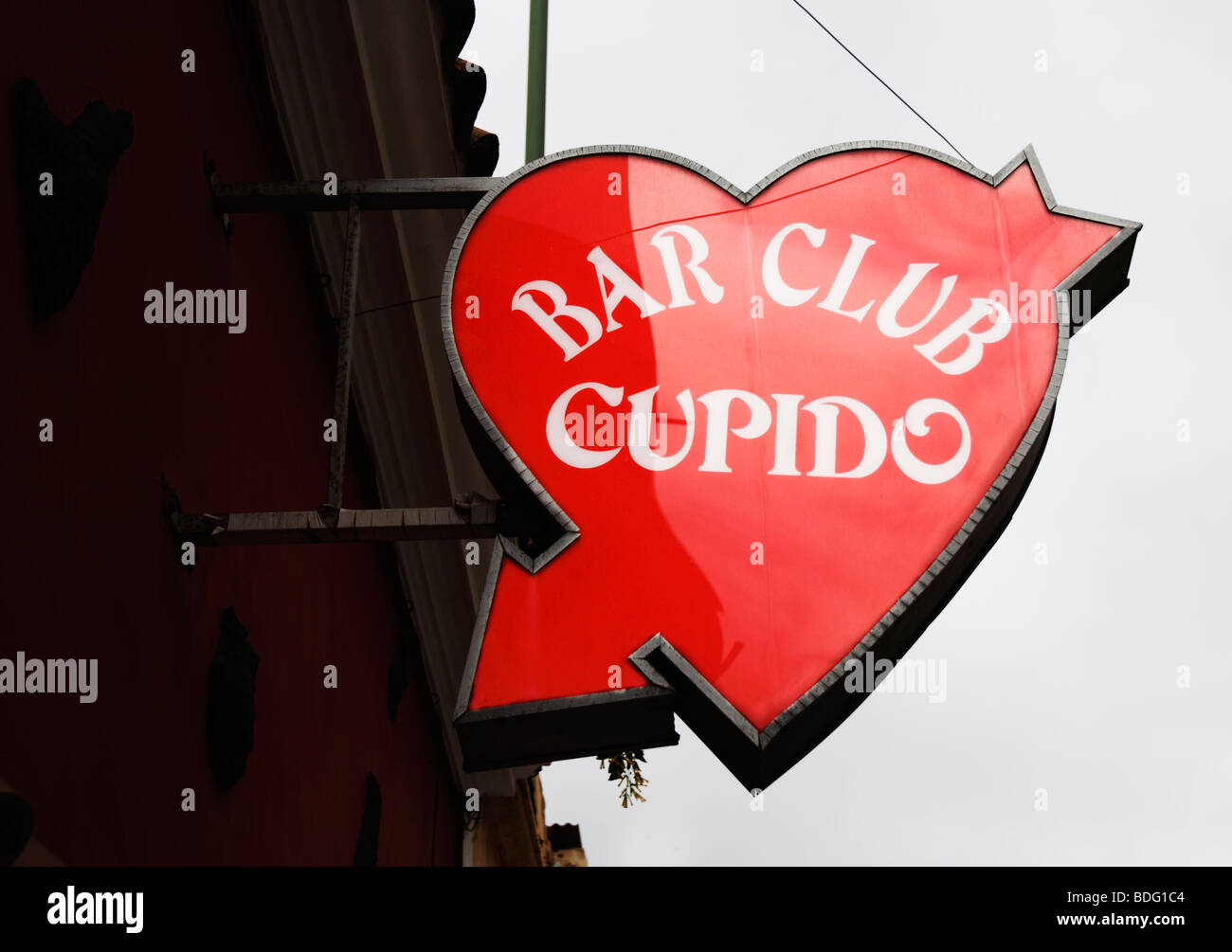 Herz-geformte Neonschild bar namens "Cupido" in Spanien Stockfoto