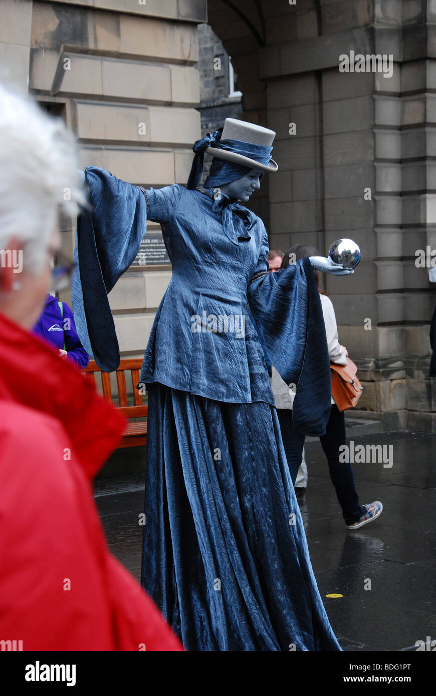 A Street Performer auf dem Edinburgh Festival auf der Royal Mile Stockfoto