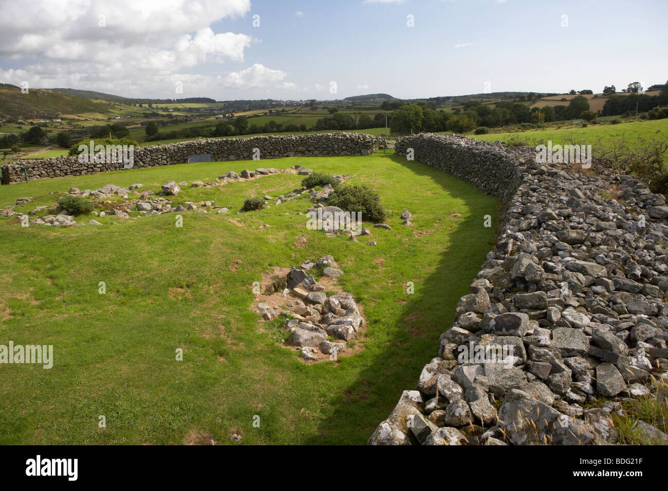 Drumena Cashel Steinkastell alten irischen Verteidigungsanlagen gebaut mit Wänden 3 Meter dick Stockfoto