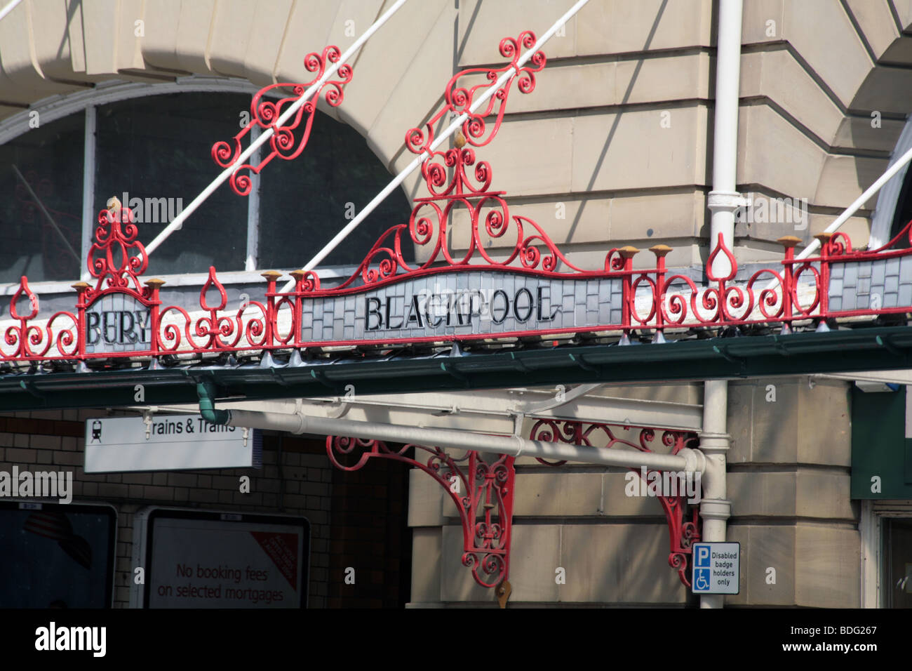 Gusseisernen verzierten Ziel Zeichen auf dem Vordach des Manchester Victoria Station England Stockfoto