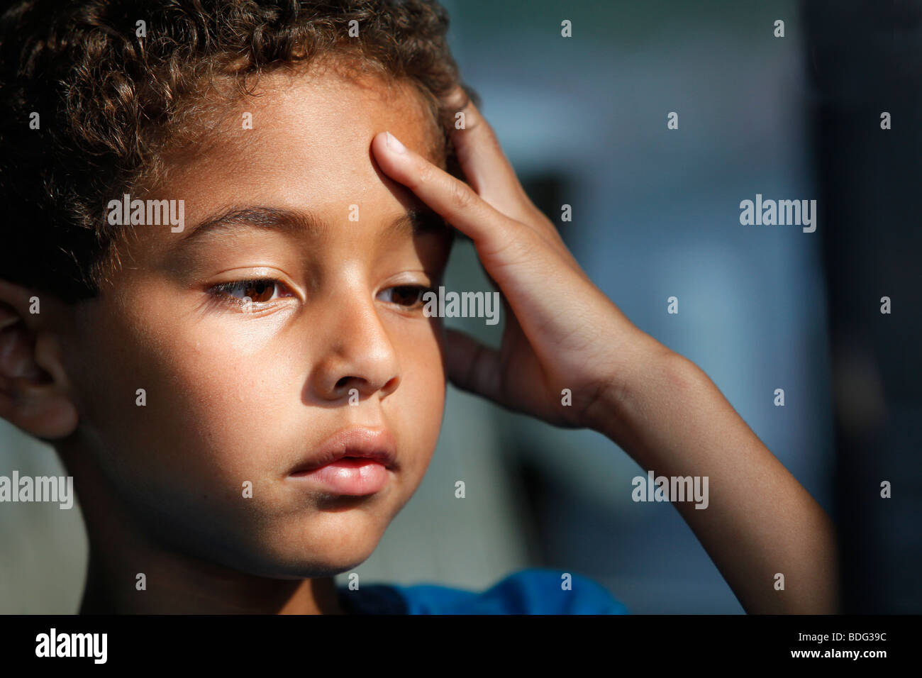 8-jähriger Junge verstandene auf einem computer Stockfoto