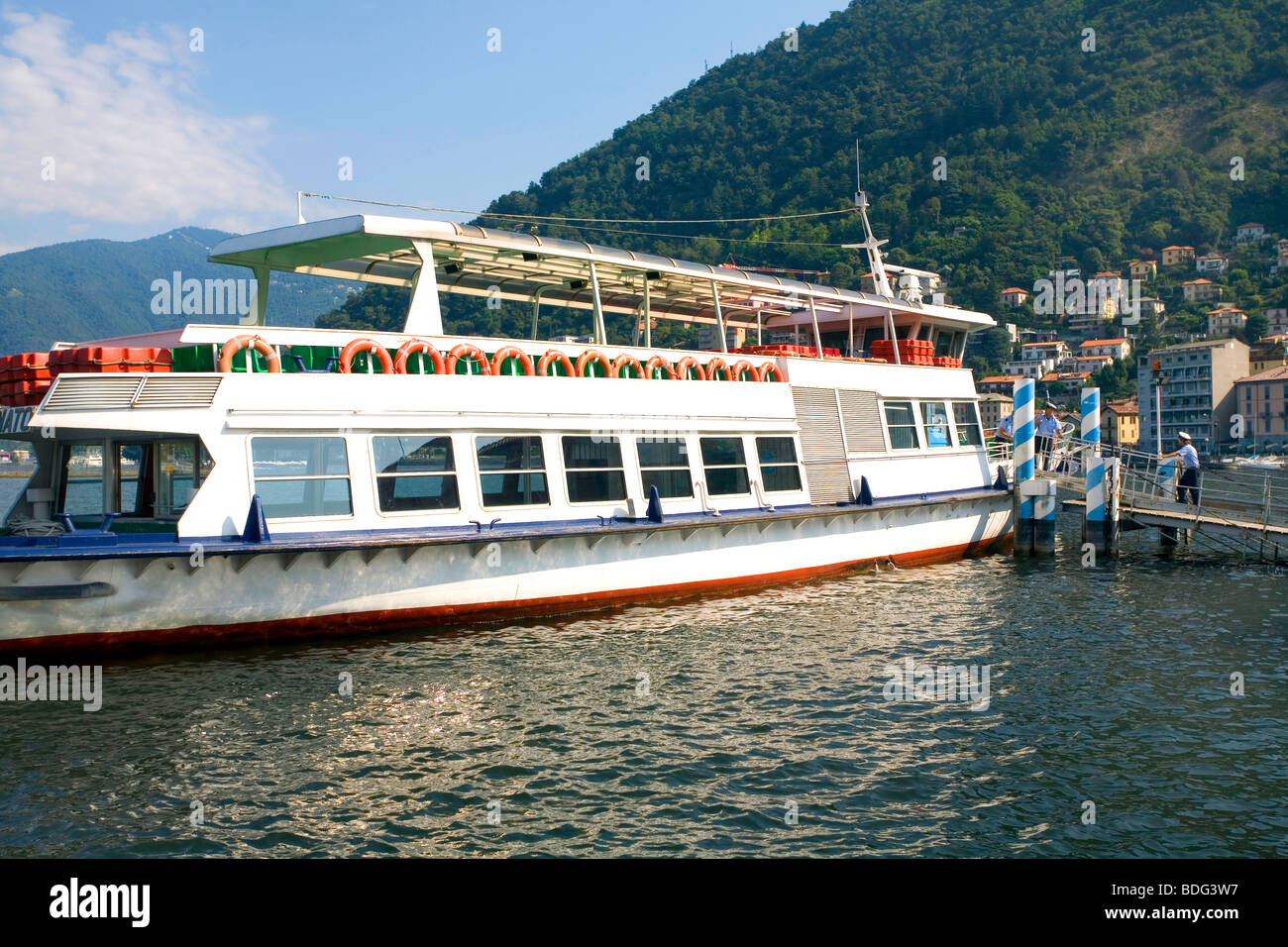 Eine Fähre am Comer See, Lombardei, Italien Stockfoto