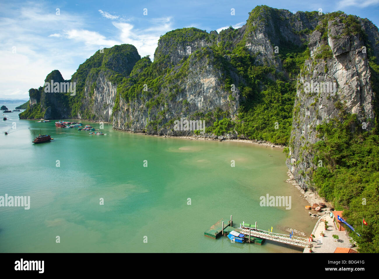 Chinesischen Stil Dschunken angedockt in Halong Bucht, Vietnam Stockfoto