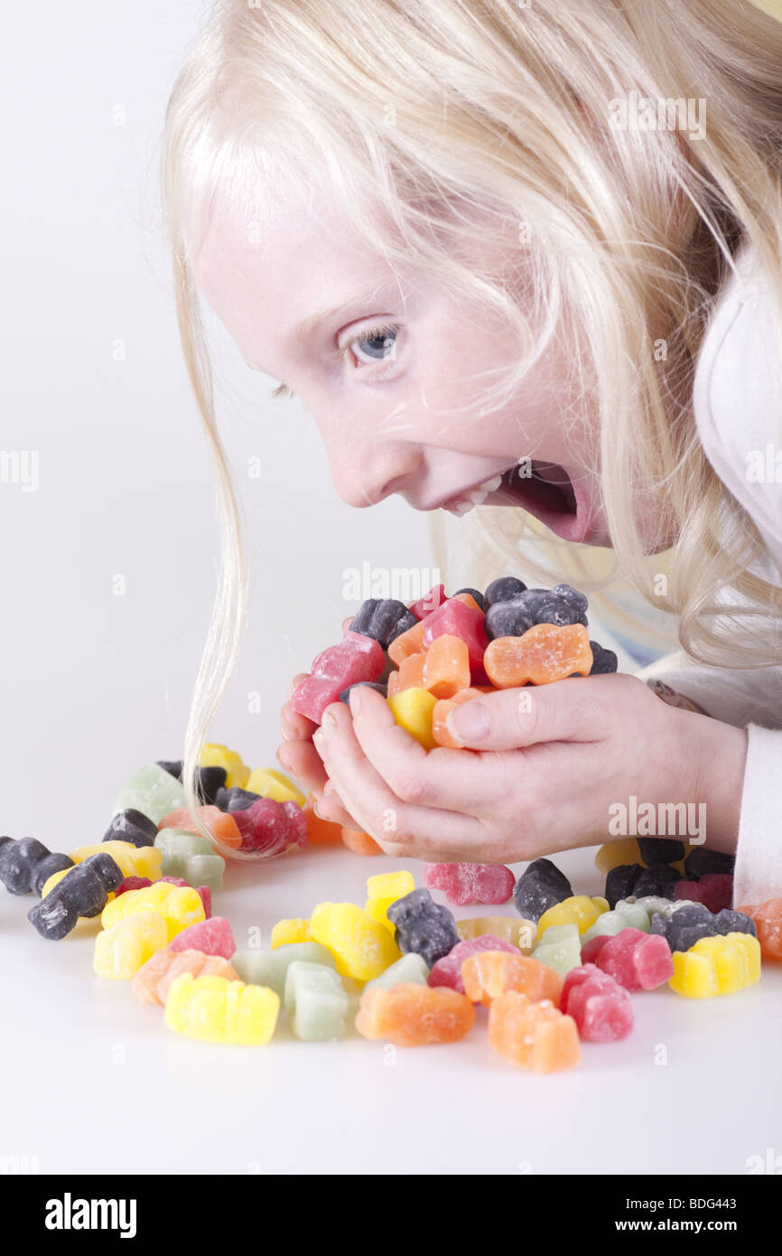 Kinder essen Gummibärchen Stockfotografie - Alamy