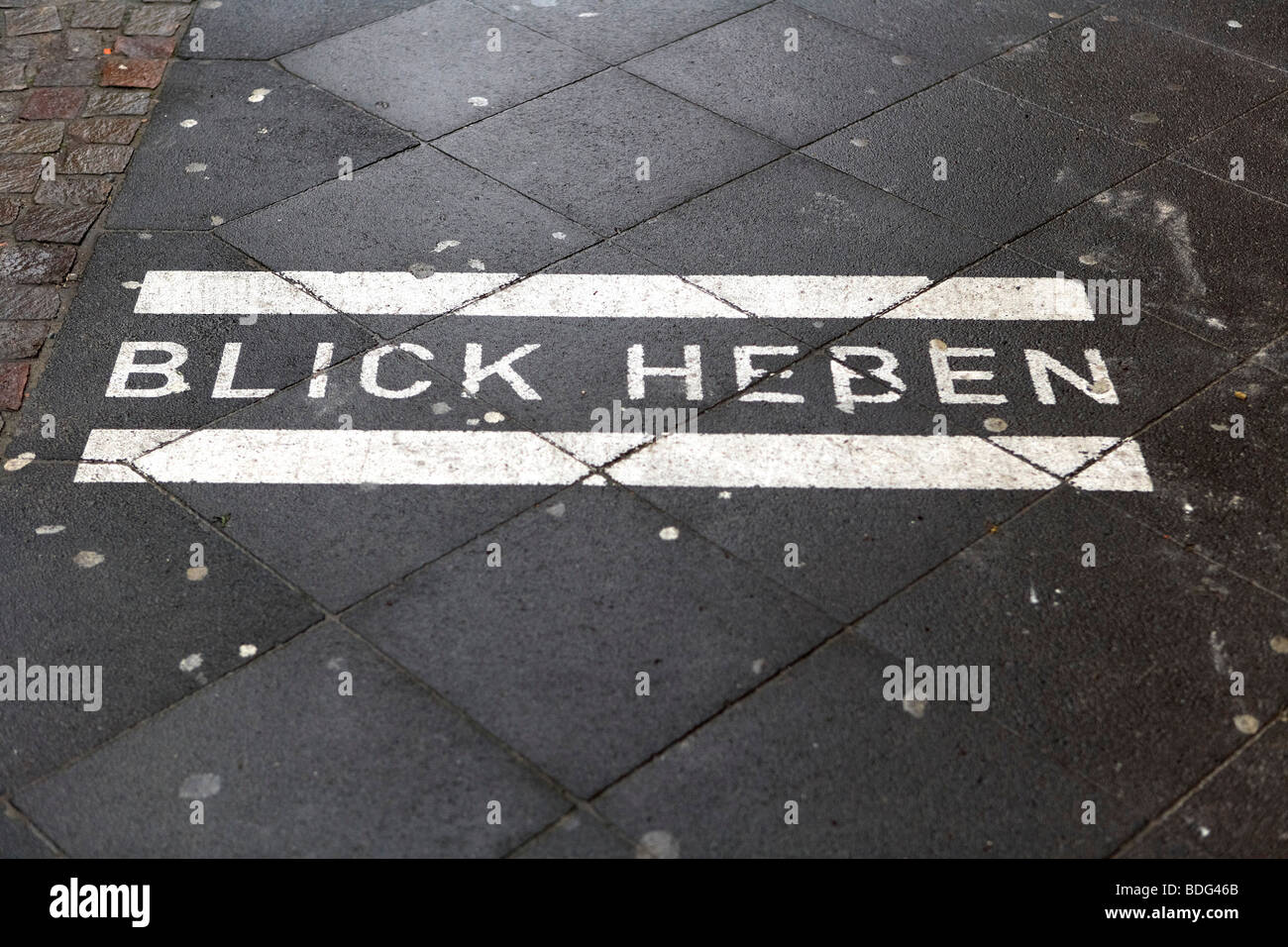 "Blick Heben", nachschlagen, geschrieben am Bürgersteig, Gehweg, Köln, Nordrhein-Westfalen, Deutschland, Europa Stockfoto